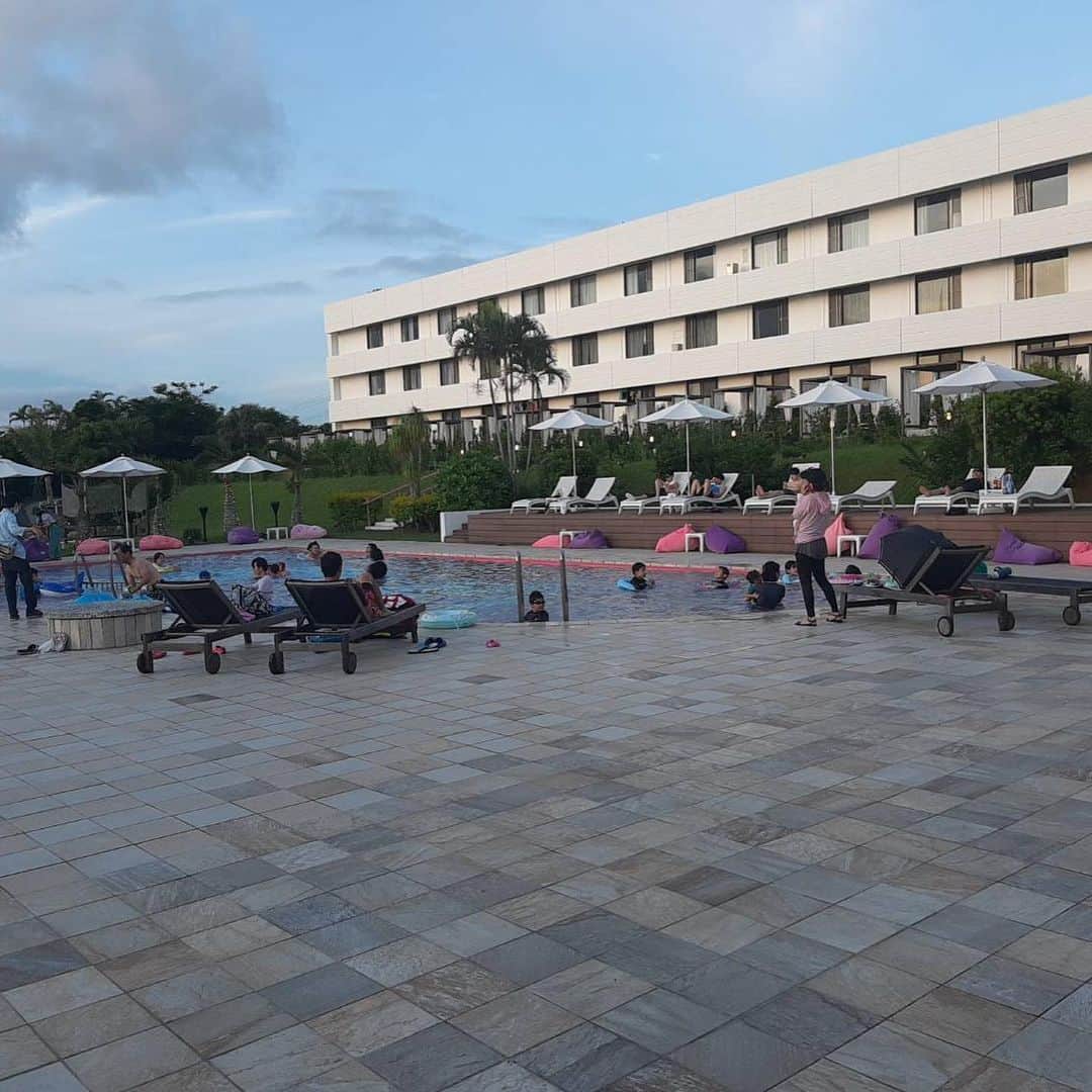 センチュリオンホテル&リゾートヴィンテージ沖縄美ら海さんのインスタグラム写真 - (センチュリオンホテル&リゾートヴィンテージ沖縄美ら海Instagram)「はいた〜い。グスーヨ チュウウガナビラ⤴︎ こんにちは！皆さん元気ですか⤴︎ 少し長い自粛期間も終わり、いよいよセンチュリオンホテル沖縄美ら海の夏が始まりました。今回はプールサイドの模様とひかるらくがきすいぞくかん、花火コーナーです。子供逹が楽しそうな笑顔で「ペンを貸して下さい」とフロントに来ます。ワクワクする落書きに大人も勿論参加可能です！ 又、恒例のキッズパークも大人気で宿泊していなくても入場料のみで利用できます。是非、お立ち寄り下さい。」7月24日 21時20分 - centurionhotel_okinawachuraumi