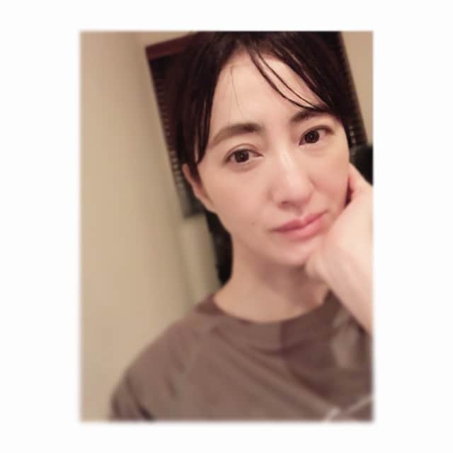 前田ゆかのインスタグラム：「run後！ 汗をかきました〜  マスクしてのランニングは負荷の少ないスピードで、呼吸がしづらいから ゆっくりしたペースに 無理のない距離がベスト。  少しの距離でも汗がとまらない！  #ゆるラン #run  #running #スポーツの日」