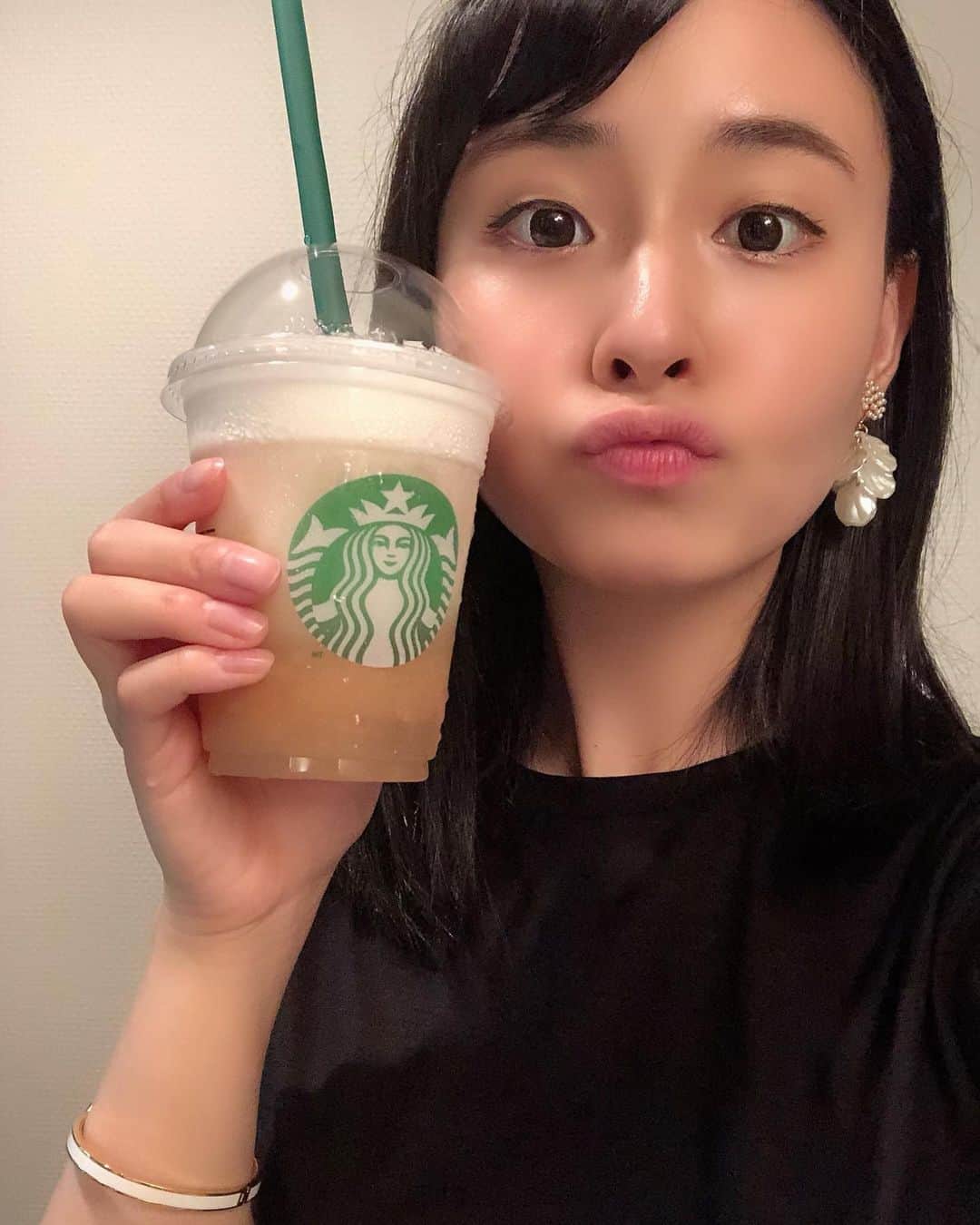 望木聡子さんのインスタグラム写真 - (望木聡子Instagram)「#ジューシーピーチフラペチーノ 🍑 店員のお姉さんに教えてもらった #わらびもち の追加、おすすめです🥴 . だいたい店員さんに従います…押しに弱い そして大正解のおいしさ✨ . #１週間のご褒美 #わらびもっちー #STARBUCKS #スターバックス #スタバ #スタバ新作 #メーテレ #ドデスカ #アナウンサー #望木聡子」7月24日 21時16分 - satoko_mochiki