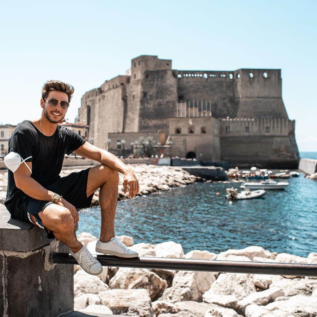 アンドレア・デンバーのインスタグラム：「Years go by, but every time I look out from Via Partenope and contemplate the spectacle of Castel dell’Ovo and the sea of ​​Naples my heart fills with joy. 🇮🇹🏰🍕🌊  Passano gli anni, ma ogni volta che mi affaccio da via Partenope e contemplo lo spettacolo di Castel dell’Ovo e del mare di Napoli il mio cuore si riempie di gioia. 🇮🇹🏰🍕🌊 #naples #summer2k20 📸 @gabrielegriseri」