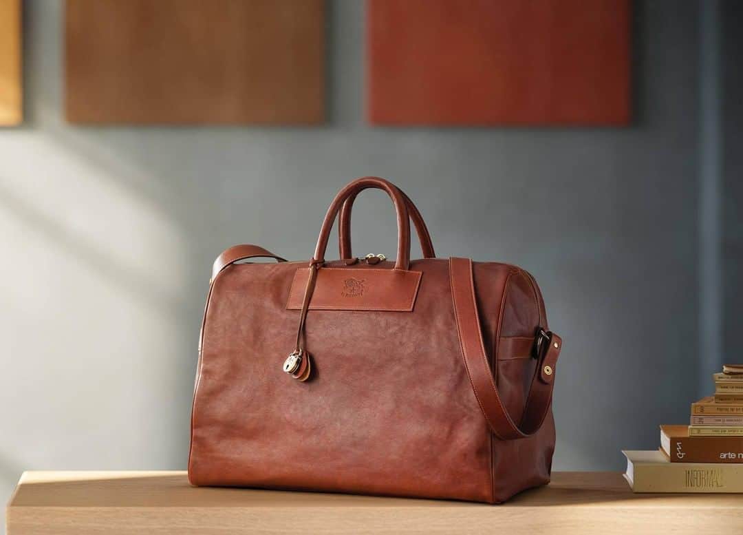 イルビゾンテのインスタグラム：「Let the journey begin. ☆ #ilbisonte #travelbag #madeintuscany」