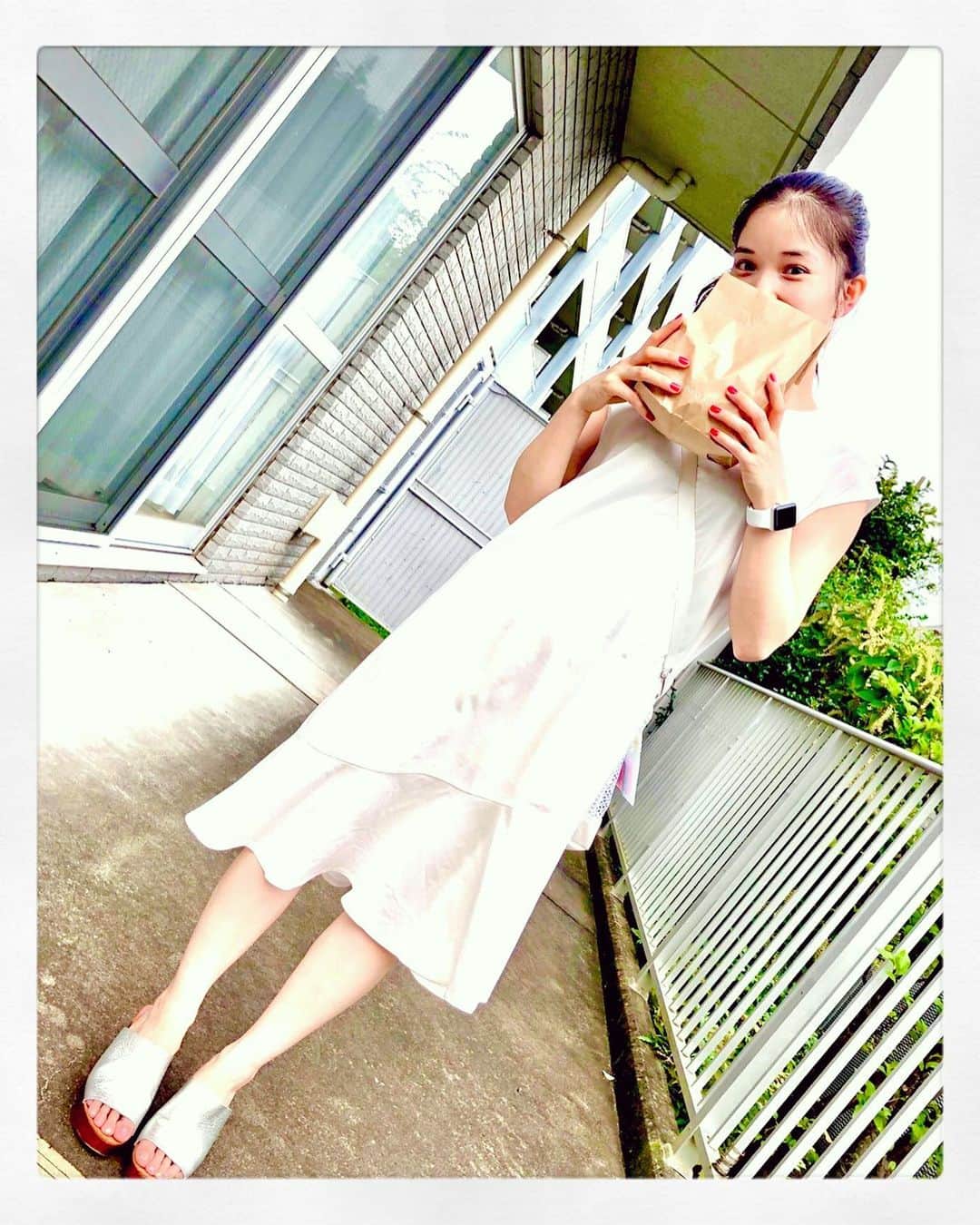 仮谷せいらのインスタグラム：「真っ白ワンピ買いました👗💓 汚さないようにしなきゃな、、、  手に持ってるのは フレッシュネスバーガー🍔」
