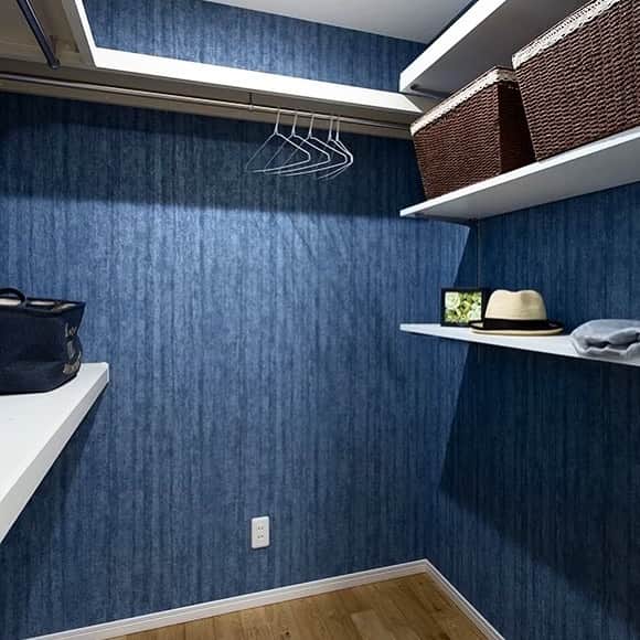 西和不動産販売株式会社さんのインスタグラム写真 - (西和不動産販売株式会社Instagram)「ブルーの壁紙が可愛いウォークインクローゼット。 中で着替えるのにも十分なスペース。 収納したいものに合わせて高さを変えられる可動棚が便利です♪  #一戸建て #新築 #注文住宅 #マイホーム #家撮り部 #建築 #家づくり #住宅 #ウォークインクローゼット #ウォークインクローゼット収納 #設計 #工務店 #マイホーム計画 #myhome #収納スペース #洋服収納 #ウォークインクロゼットクロス #間取り #収納上手 #クローゼットの中 #施工事例 #暮らしを楽しむ #可動棚 #かわいい家 #収納部屋 #ブルーの壁 #マイホーム計画中の人と繋がりたい #西和不動産 #イマジンホーム #滋賀」7月24日 21時22分 - seiwa2103