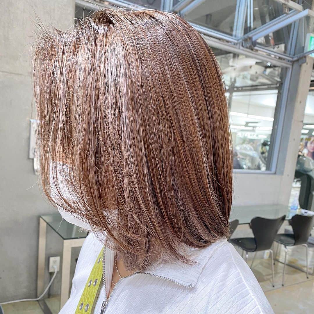 Sachiのインスタグラム：「Point Highlight  .  最近は、サイドだけ入ってる ポイントハイライトも好き。 . 全体ではなく、バランスをみてポイントで入れています。 オススメです🌼 . #shima#hair#ハイライト #shima_sachi」