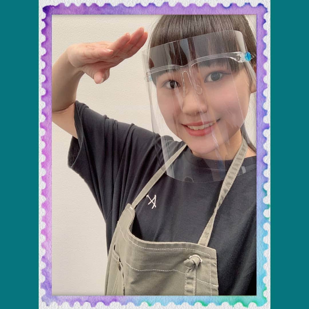 Juice=Juiceさんのインスタグラム写真 - (Juice=JuiceInstagram)「皆さんこんばんは♪ 工藤由愛です🐙  今日はハロー！プッチカフェにお邪魔させて頂きました(●´ω`●)  皆さんにお会い出来タコとも、嬉しかったです🥰 私も美味しいバナナのケーキやコンポートを頂いて美味しく頂きました♡  店員さんのエプロンも着れてウキウキでした♪  カフェということで、私は事前に折り紙でケーキの箱を作りました♡\(*ˊᗜˋ*)/♡  飾って頂けると嬉しいなと思います🥰  これをアレンジをしてチョコケーキも折り紙で作りたいと思いました(∩´∀`∩)💕  そして、こちらは箱でしっかり開くんですよ！  ただ、上に乗っかっているクリームやイチゴ、、、  スティックのりだと貼りにくく、その場にあった金属用の接着剤を使ったため、1日経っても乾かなくて、  壊れやすいので注意です😭  木工用ボンドが欲しいと感じました。。 近々手に入れます😅  #juicejuice #ハロー！プッチカフェ #折り紙 #ケーキ #工藤由愛」7月24日 21時24分 - juice_juice_official