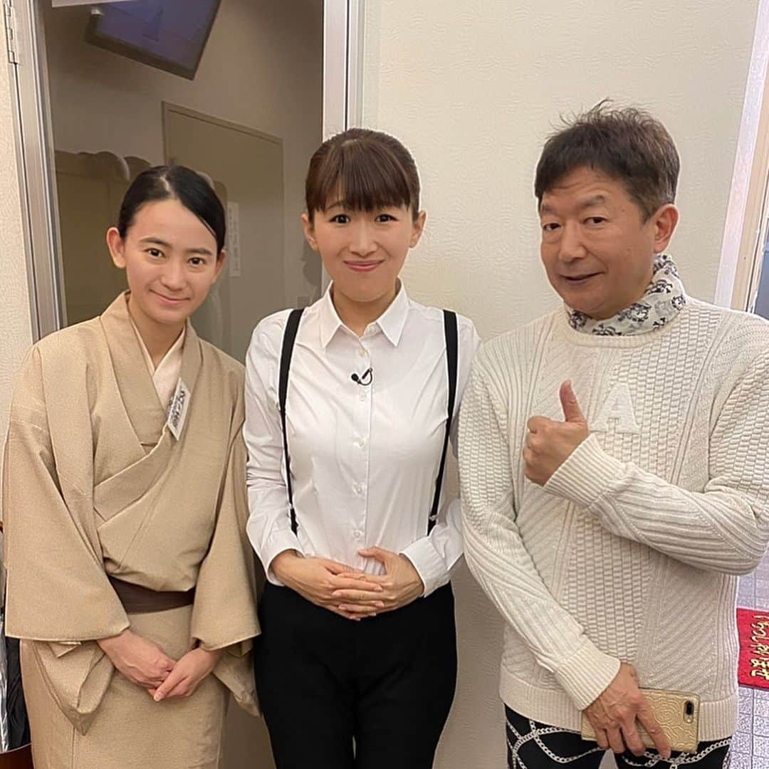 沙羅さんのインスタグラム写真 - (沙羅Instagram)「日本にはかなり少ない女性の落語家さん🎐✨﻿ お師匠の元、相当な覚悟で芸と向き合っていらっしゃいました👀‼️﻿ だからこそ醸し出される美人の輝き💖﻿ 背筋がピンとなりました😳‼️﻿ 舞台袖から金原亭乃ゝ香さんの落語を拝見させていただきました。めっちゃくちゃかっこよかったです！﻿ ﻿ OAにはなかったのですが、ゆりえさん念願のタピオカミルクティー🥛も一緒に飲みました🥳おいしい！と、OFFモードではとても可愛いゆりえさんでした🥰💕﻿ ﻿ お師匠もとてもお優しい方で、私も「まねる」ことについて勉強させていただきました！刺激と学びに感謝です☺️🍀ありがとうございました！！﻿ ﻿ #沸騰ワード10﻿ #落語家﻿ #金原亭世之介師匠﻿ #金原亭乃ゝ香 さん﻿ #素敵な出会いでした🥳✨﻿ #ゆりえさんありがとう💖」7月24日 21時25分 - sarapika128