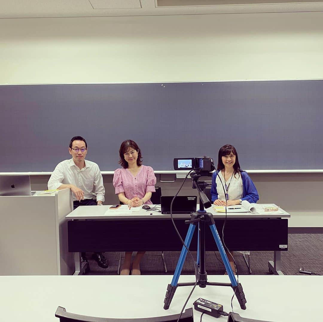 堤信子さんのインスタグラム写真 - (堤信子Instagram)「今日は、母校青山学院大学で、河島教授にお招きいただき、200人近くの大学生対象に、ゲスト講演でした。 テーマは「テレビ局、通信社の現場から伝えるメディアの未来」 大学の後輩でもある、共同通信の内田さんとともに、大学の教室からのオンライン講演だったのですが、学生さんの質問をチャットで受け、それにお答えしながらの90分、あっという間の充実の時間でした。河島教授、お世話になりました。#青山学院大学 #オンライン講演会 #メディア論  #堤信子 #青山キャンパス」7月24日 21時29分 - nobnob1111