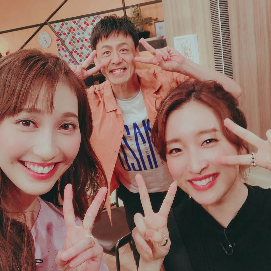 梅田彩佳さんのインスタグラム写真 - (梅田彩佳Instagram)「明日は、 TVQ九州放送「土曜の夜は！おとななテレビ」の放送日☺️✨ . . パパイヤ鈴木さん、イッセーさんとロケに行かせて頂きました☺️❤️ 今回も楽しかったー🥺✨ . . . 2020年7月25日(土)　18:30～20:00 https://www.tvq.co.jp/o_j/otonanatv/ . . . お久しぶりにお会いできた、しょうこおねぇさんと、 コンバットさん🤤✨ . . たくさん笑いました🤤 笑うって幸せ🐶☺️✨✨✨」7月24日 21時31分 - ayaka_umeda_official