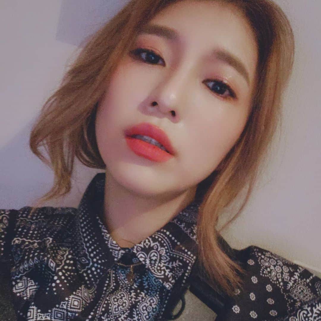 のインスタグラム：「. たまには こういうメイクも🌹 いいよねー。 黒って好き！ 広角のところにブラウンを薄くいれると 唇がきゅってなってみえるー！笑 上のラインはスーって伸ばして 下のラインも久々にいれてみた👯❤️  #MAKE　#makeup」