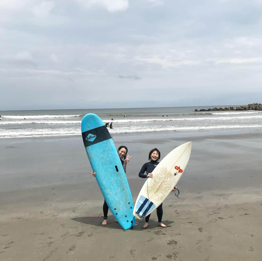 岡部亜紀さんのインスタグラム写真 - (岡部亜紀Instagram)「サーフィンデビューのお手伝いをさせて頂きました♡  @kasako0427  @ruang_official_mina  そろそろ筋肉もほぐれてきた頃かな？」7月24日 21時37分 - akiokabe