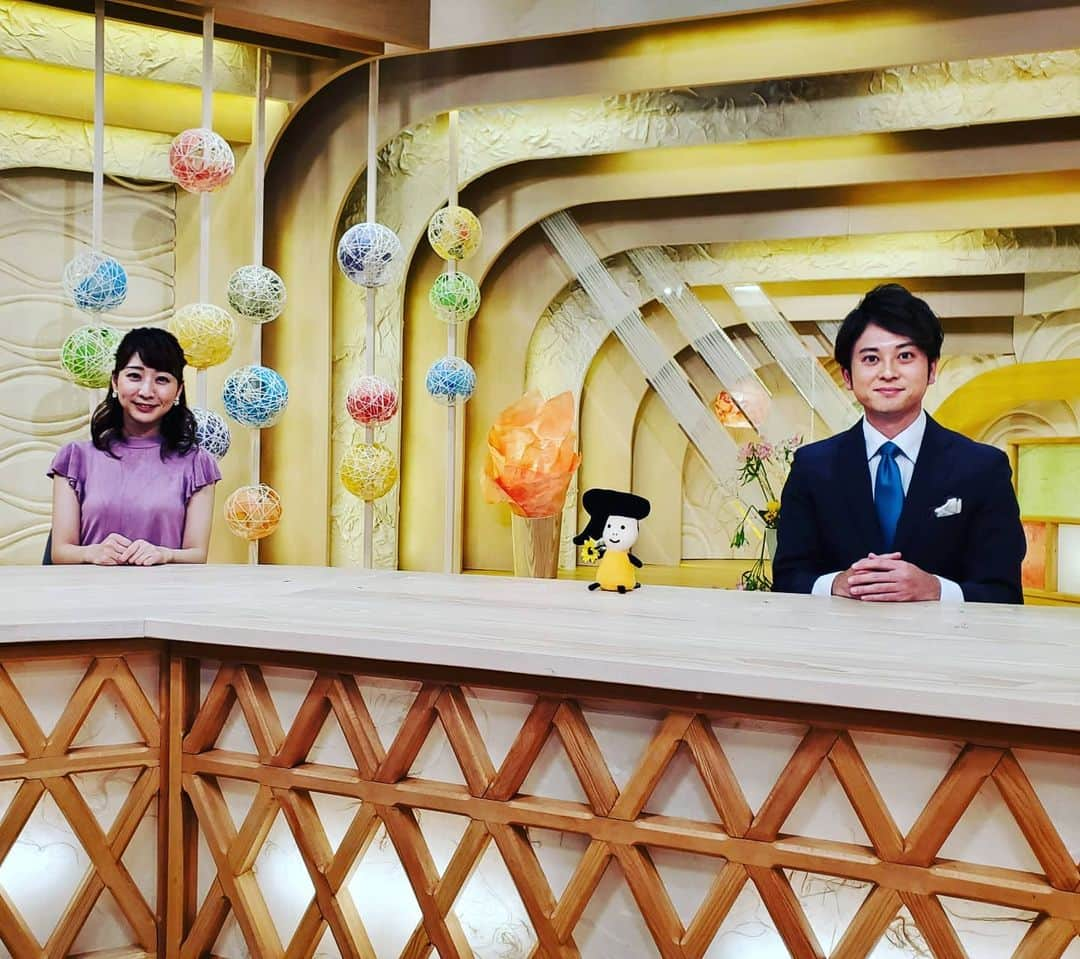 飯田嘉太さんのインスタグラム写真 - (飯田嘉太Instagram)「📺 今日の石川さんLive News it！は稲垣アナの代わりに 飯田＆河合アナのコンビでお伝えしました☺️ ･ ･ 写真の石川さんの手にはひまわり🌻 河合アナが付けたそうです、可愛い😆👌 ･ ･ そして企画でお伝えしたトランポリンの堺選手は今日が誕生日🎂 Happy Birthday🎉 ･ ･ ①年後になった東京オリンピックの大舞台で 日本人初のメダル獲得に向けて頑張って下さい💪 ･ ･ 皆さま連休ですが 体調管理と感染予防をしっかり行ってお過ごし下さい😌  #スポーツの日 #石川テレビ #石川さん #livenewsit #アナウンサー #河合莉菜 アナ #ひまわり #向日葵 #東京オリンピック #トランポリン #trampoline #堺亮介 選手 #バンダイナムコアミューズメント #Olympic #3150 #ポーズ #飯田嘉太 #明日も仕事 #頑張る」7月24日 21時37分 - kabuto_iida