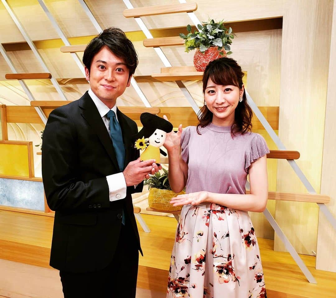 飯田嘉太さんのインスタグラム写真 - (飯田嘉太Instagram)「📺 今日の石川さんLive News it！は稲垣アナの代わりに 飯田＆河合アナのコンビでお伝えしました☺️ ･ ･ 写真の石川さんの手にはひまわり🌻 河合アナが付けたそうです、可愛い😆👌 ･ ･ そして企画でお伝えしたトランポリンの堺選手は今日が誕生日🎂 Happy Birthday🎉 ･ ･ ①年後になった東京オリンピックの大舞台で 日本人初のメダル獲得に向けて頑張って下さい💪 ･ ･ 皆さま連休ですが 体調管理と感染予防をしっかり行ってお過ごし下さい😌  #スポーツの日 #石川テレビ #石川さん #livenewsit #アナウンサー #河合莉菜 アナ #ひまわり #向日葵 #東京オリンピック #トランポリン #trampoline #堺亮介 選手 #バンダイナムコアミューズメント #Olympic #3150 #ポーズ #飯田嘉太 #明日も仕事 #頑張る」7月24日 21時37分 - kabuto_iida