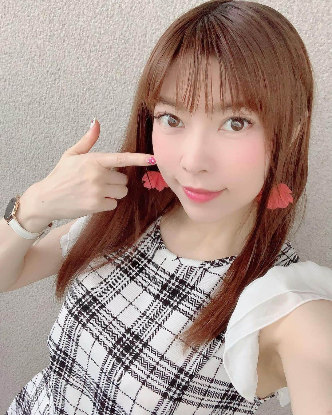 DJ MIYAさんのインスタグラム写真 - (DJ MIYAInstagram)「はろーぉぉ❤️こんばんにゃ❤️❤️今日は、お家じかんまったりtime♪❤️❤️  これ以上、コロナの感染者が増えないといいなーっと願ってgo to Travelキャンペーンも行かないつもりー。たぶん。  . みんなは、どこかお出かけしますかーあ？💓🎀 .  もともと風邪も5年もひいていないし、免疫力強いっぽいっっっ❤️  毎日、蜂蜜食べているからかな？？笑(o^^o)  . いつも元気♪❤️❤️  .  抗菌作用や免疫力up&keepに繋がる、はちみつは、毎日欠かせず食べていまーす♪❤️❤️  サクラ印さんのアルゼンチン産の純はちみつ、送ってくださってありがとうございましたぁぁ❤️❤️❤️  ヨーグルトに入れて食べたり、お料理にお母さんに入れてもらったり、パンに付けたり🥐🥖💓  美味しいよね、ハチミツって大好き❤😘💕💕  . . 写真は、何日か前のだよーおおお時差♪🌈💗❤️❤️ . .  #サクラ印 #Ilovehoney #monipla #sakurashop_fan #はちみつ #ハチミツ #蜂蜜 #蜂蜜好き #美と健康 #インスタグラマー #インフルエンサー #ブロガー #フィットネス #フィットネス女子 #honeybee #旅ブロガー #グルメ #グルメ女子 #グルメ好き #グルメ大好き #今日のコーデ #今日のメイク #ファッショニスタ #健康食品 #美容好き #おうち時間 #美容マニア #ビューティー #美容大好き  #ファッションブロガー」7月24日 21時37分 - dj_miya