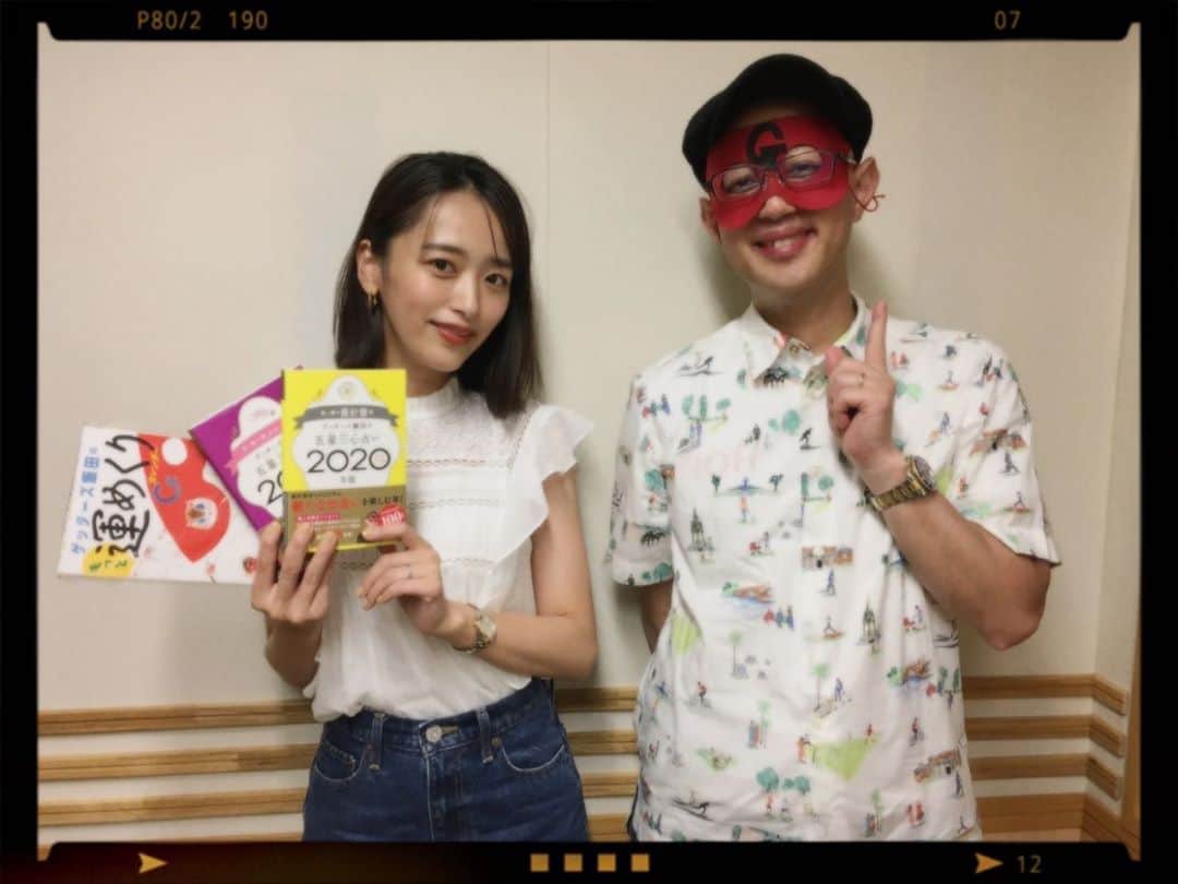 近藤千尋のインスタグラム：「本日ゲッターズ飯田さんのラジオに お邪魔させていただいた回が オンエアでした☺️✨🎶 初めてお会いさせて頂いたのですが… 恥ずかしいくらい当てられて…笑 もう何も言えませんでした🤦🏻‍♀️❤️  とても優しくてラジオを録っていない時も 沢山占ってくださいました🥺 ゲッターズさん、 ありがとうございました🌼😆」