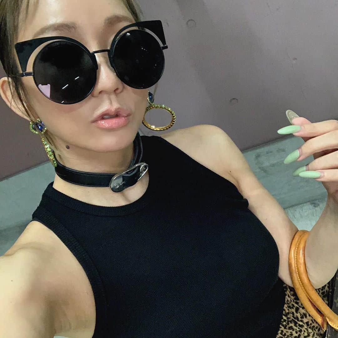 倖田來未さんのインスタグラム写真 - (倖田來未Instagram)「.﻿ 猫ちゃんみたいなsunglasses🕶﻿ ﻿ ちょっと本日は、キレイめfashion！﻿ ﻿ ちょっくらお仕事へ！﻿ ﻿ #ootd #fashion #LouisVuitton #anelatokyo #AlexanderWang #pameopose #kohslickcurro #kodakumi  #倖田來未」7月24日 21時47分 - kodakumi_official