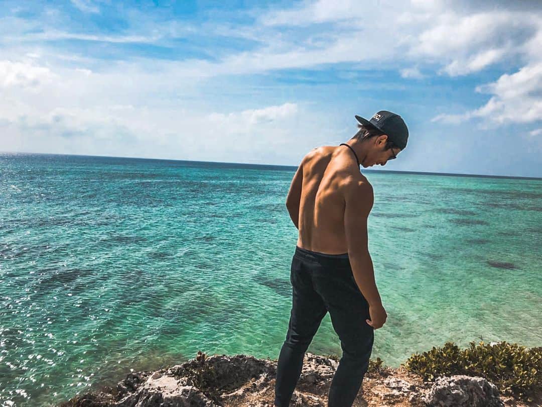 安藝正俊のインスタグラム：「: 人が多い 観光客が増えてる だから  大自然に逃げる 💨 : #沖縄 #沖縄生活 #休日の過ごし方 #癒しの時間  #海のある生活  #日本の風景  #沖縄の海 #筋トレ #海好きな人と繋がりたい  #筋トレ好きと繋がりたい  #インスタ映え #アウトドア #キャンプ #キャンプ好きな人と繋がりたい  #フォローミー  #ダレカニミセタイソラ  #ダレカニミセタイウミ  #okinawa #okinawajapan #sunmervibes #training  #workout #fitness  #outdoorlife #refresh #sealife #oceanlife #summervibes #goodvibes #yolo」