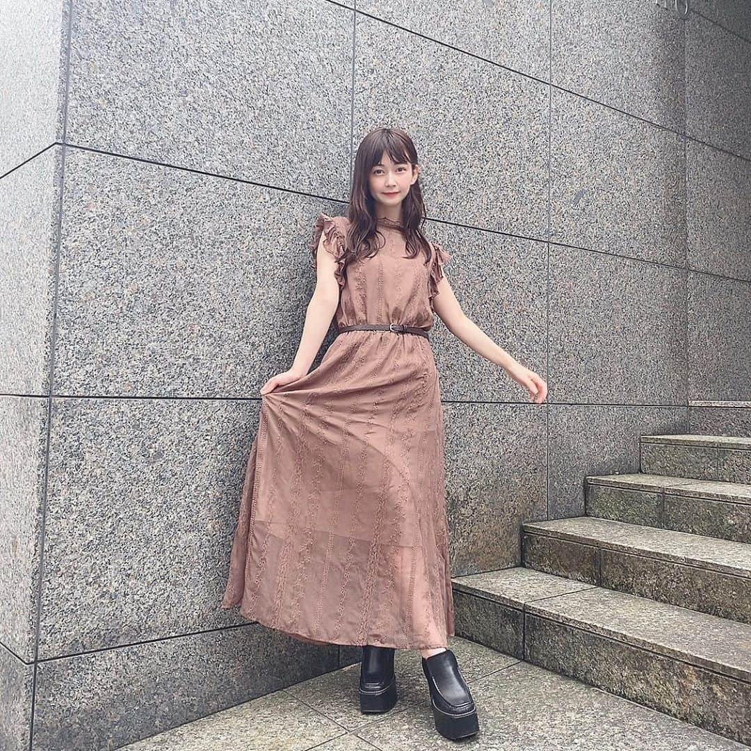 金久保マユ（ぼんぼん）のインスタグラム：「展示会で購入した #31sonsdemode のワンピース👗※写真は7月上旬に撮影したものです！ . . . 最近は筋トレブーム(?)です。 ブームっていうほどガッツリはやってないんですが毎日数分、コツコツとやってます🐰 . . YouTubeLiveではリスナーの皆さんが一緒にやってくれたり、筋トレ報告をDMしてくれるので私もちゃんと頑張らなきゃ！！と思ってモチベーションをなんとか保ってます、、笑 . . . . みんなで頑張りましょう😭 . . . . YouTube、今日も22時に更新します！♡ぜひご覧ください🙇‍♂️✨ . . . . #夏コーデ#ワンピース#ワンピ#かわいい#ロングスカート#ゆるふわ#メイク#攝影#ロケ#美意識向上#自撮り界隈#ポートレート#カメラ好きな人と繋がりたい#カメラ女子#ぴんく#ヘアアレンジ#ワンピ#マスクメイク#筋トレ#筋トレダイエット #love#onepiece#cute#followｍe#follow4like#pink#animegirl#photo#girl」