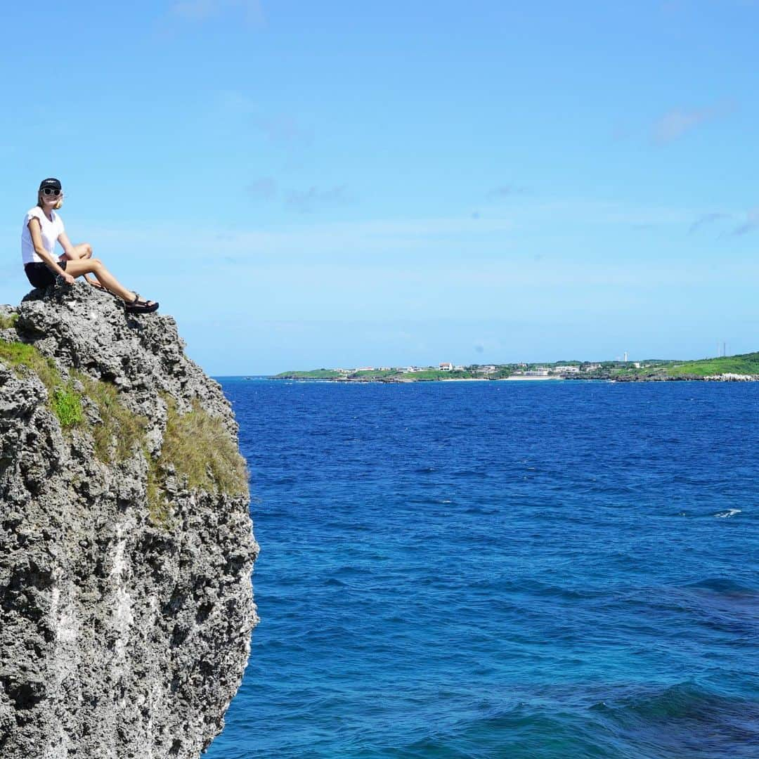 Mika Jimboさんのインスタグラム写真 - (Mika JimboInstagram)「【崖があれば登りたくなる🗻in 宮古島】  #西平安名崎 の崖を覗き込むアホ。 高いところにすぐ登りたくなる🗻超綺麗だったな〜😊❤️  風が強いから帽子飛ばされないように気をつけてね😜😜😜  観光地だけど、人が全然いなかった😀  宮古島って端っこと端っこが観光名所らしいけど、どっちも行ったけどこっちの方がわたしは好きだった！ビーサンで行くと足いかれるから、ベリベリがついてるtevaとかで行ったほうがいいよ！！！  #宮古島#宮古島旅行#宮古島観光#宮古島ブルー#宮古ブルー#宮古観光#miyakojima#miyakoisland#宮古島好きな人と繋がりたい#沖縄好きな人と繋がりたい#沖縄の観光シリーズ」7月24日 21時55分 - mikajimbox