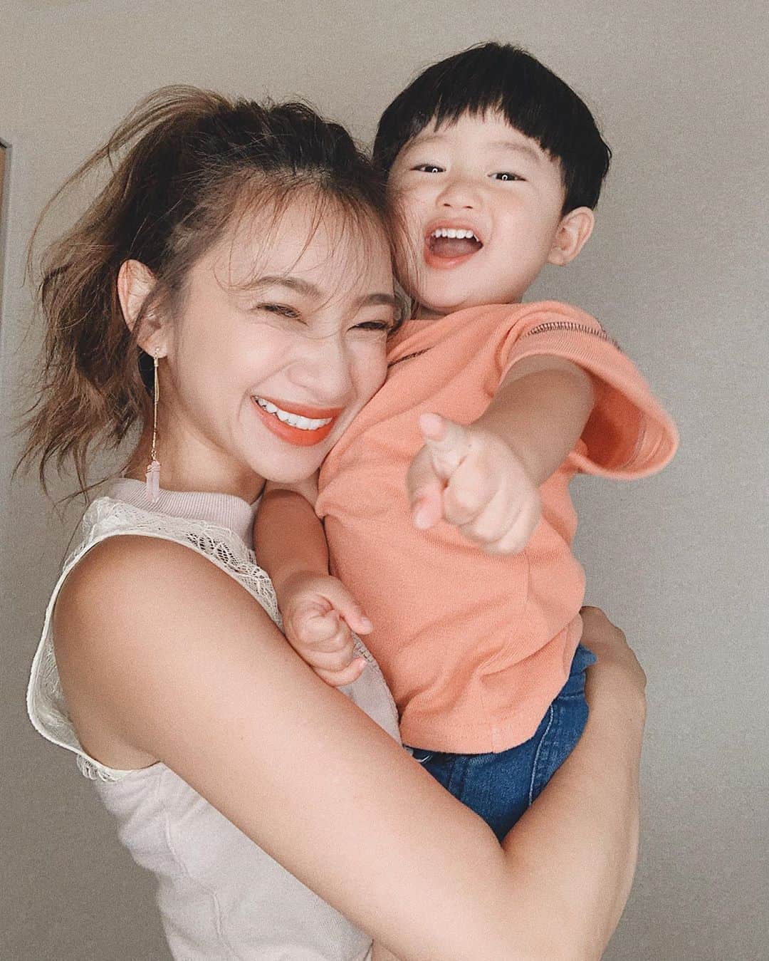 新井ニーニャのインスタグラム：「🧡﻿ ﻿ ﻿ いつもパパっ子かおたんですが👨🏽﻿ パパが居ない時は﻿ 『ママ😆💕ママ😆💕』ってなるから﻿ 嬉しいママです😂💋﻿ ﻿ メイクしてると真似したいらしく﻿ コスメ漁るから﻿ かおる用のコスメを端に用意してます💄﻿ ﻿ ・新品のスポンジ﻿ ・ヴァセリン﻿ ・新品のブラシ﻿ ・オーガニックのリップ﻿ ﻿ これらでお顔をポンポンするのが嬉しいみたい👀﻿ シールでお顔をデコるのも好きだから﻿ 将来はメイクアップアーティストかしら👨🏻‍🎨❤️﻿ ﻿ ﻿ #男の子ママ #ママ #親子 #2歳児 #2歳 #ヤンチャボーイ #男の子兄弟 #末っ子 #親子ツーショット #かおたん #セルフィ #子育て #育児日記 #育児記録 #育児奮闘中 #育児ママ #子育て記録 #子育てママと繋がりたい #子育てを楽しむ #子育て部」