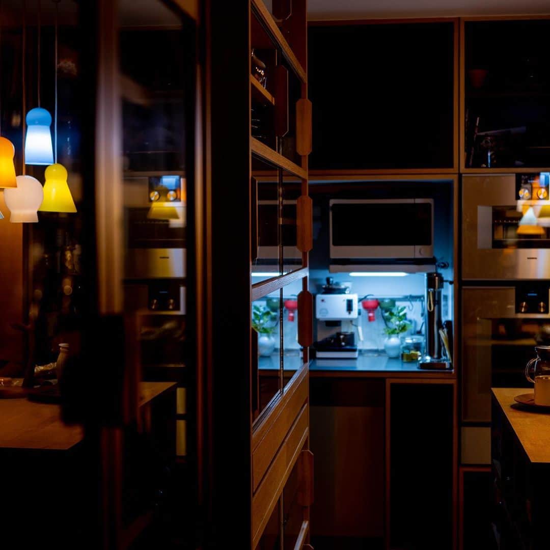 武井義明さんのインスタグラム写真 - (武井義明Instagram)「夜はこのくらいの暗さの間接照明だといいんだけど、実際はもっと明るい。部屋が狭いから光が回っちゃうんだな。カメラの中に理想の暗さがある。ガラスのランプは食器棚のガラスの反射。」7月24日 21時56分 - bebechef