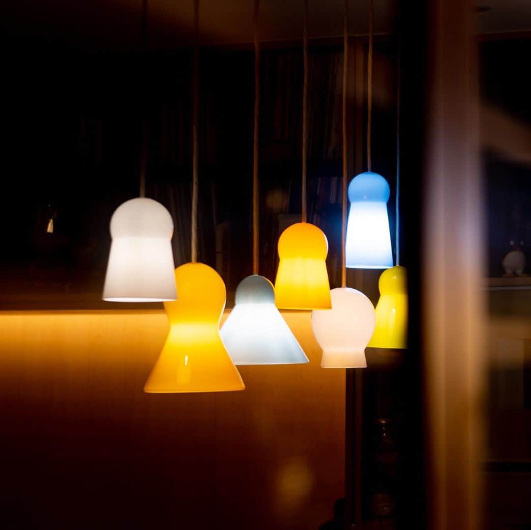 武井義明さんのインスタグラム写真 - (武井義明Instagram)「夜はこのくらいの暗さの間接照明だといいんだけど、実際はもっと明るい。部屋が狭いから光が回っちゃうんだな。カメラの中に理想の暗さがある。ガラスのランプは食器棚のガラスの反射。」7月24日 21時56分 - bebechef