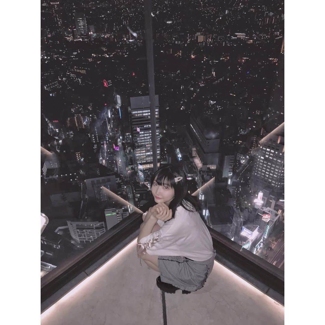 加藤咲希のインスタグラム：「前にパパとSHIBUYASKY行った時の📸 . . めっちゃ綺麗やった〜(๑ ˊ͈ ᐞ ˋ͈ ) . . . . 今度はお昼の明るい時にも行ってみたいな💭 . . . . . . . . #nicola #ニコラ #モデル #ニコモ #ニコラモデル #加藤咲希 #かとぅ #かとっこ🐱🌸 #高校生 #jk #量産型 #高校生モデル #jkモデル #渋谷 #渋谷スカイ #shibuyasky #夜景」