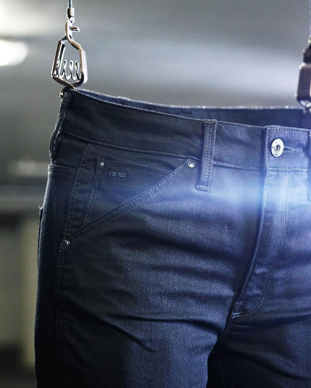 ジースター ロゥさんのインスタグラム写真 - (ジースター ロゥInstagram)「The Elwood is sculpted around the wearer through inserted panels and darts. #GStarRAW #HardcoreDenim #GStarElwood」7月24日 22時04分 - gstarraw