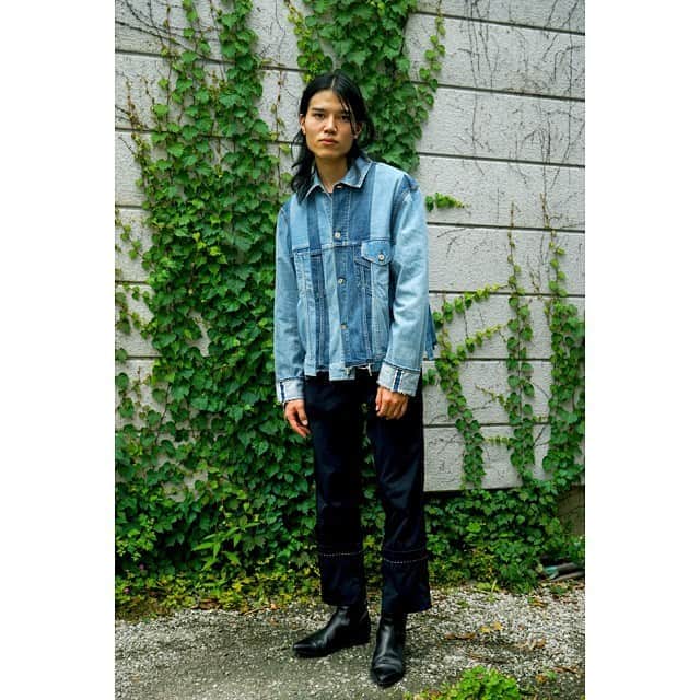 KUROのインスタグラム：「職人が、一着一着手作業で縫製を行う技術と拘りの詰まった、GINZA SIX 3周年記念リメイクデニムジャケット。  KUROのデニムジャケットを濃色と淡色それぞれ1着ずつ解体し、縦のラインを活かしたデザインへと再構築。 裾のデザインは、螺旋階段をイメージし段々になるよう計算されています。  生地は10オンスの生機ワッシャーデニムを採用しており、独特なシボ感や経年変化によるエイジングを楽しめる。　  Ginza SIX 3rd Anniversary Remake Denim Jacket is packed with skill and commitment for craftsmen to sew one by one.  The denim jackets Faded Indigo and Light Indigo were dismantled and remade to take advantage of the vertical lines. The hem design is calculated so that it looks like a spiral staircase.  Fabric is 10oz raw washer denim. It is an item that you can enjoy a unique texture and secular change.  ーRemake Denim Mark V jacketー   Size…2 Model... @wgo__ （178cm / 60kg） Photo... @tsukeyakiba_  ------------------------------------------  KURO×Unfowld　ー現代の日常着の再定義ー  「本物を着る。文化を着る。」をコンセプトに, パリファッションウィークにて毎シーズンコレクションを発表している @kurodenim 。 デニムを中心としたベーシックなプロダクトを、 学生クリエイティブチーム @Unfowld が提案します。」