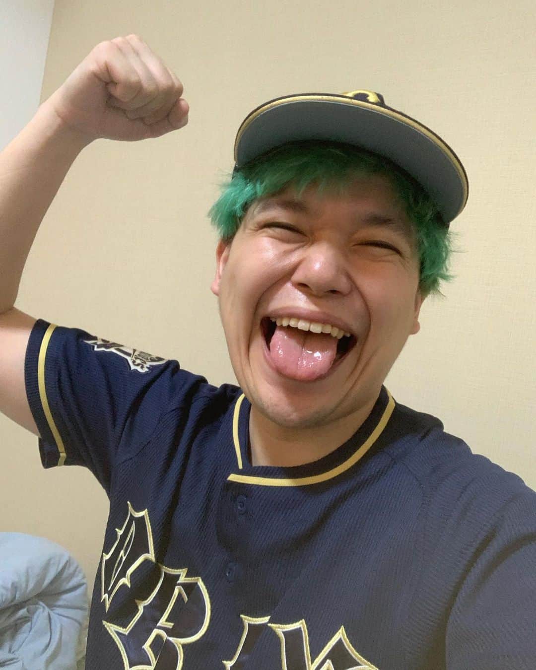 相馬トランジスタのインスタグラム：「オリックス勝った！！そして西浦君ナイスタイムリー⚾️㊗️  俺、西浦君とご飯行ったことあるんだ〜（自慢）  #毎日笑顔日記 #プチ自慢 #ってか太ったな俺（1年前）」