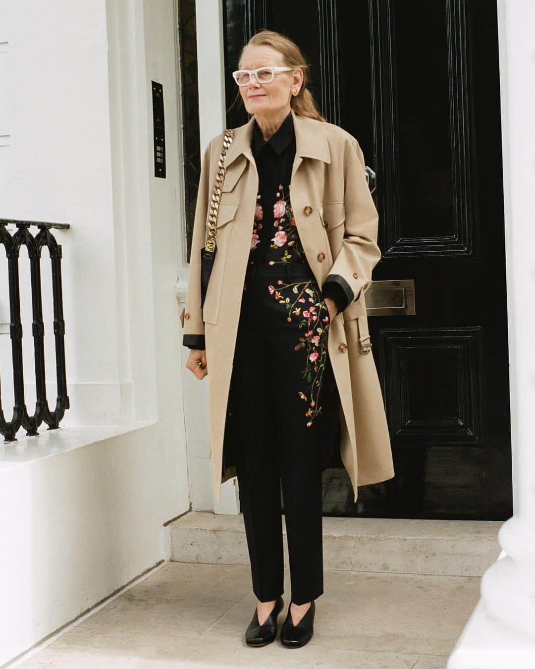 のインスタグラム：「Judy, Merchandising, Kensington . A celebration of our #Burberry community, the Spring/Summer 2021 pre-collection lookbook brings to life archived styles with a sense of modernity . Judy wears an organic cotton gabardine car coat with bellow pockets, an oversized shirt and tailored trousers patterned with English roses, and our soft Olympia bag . #BurberryPreSS21」