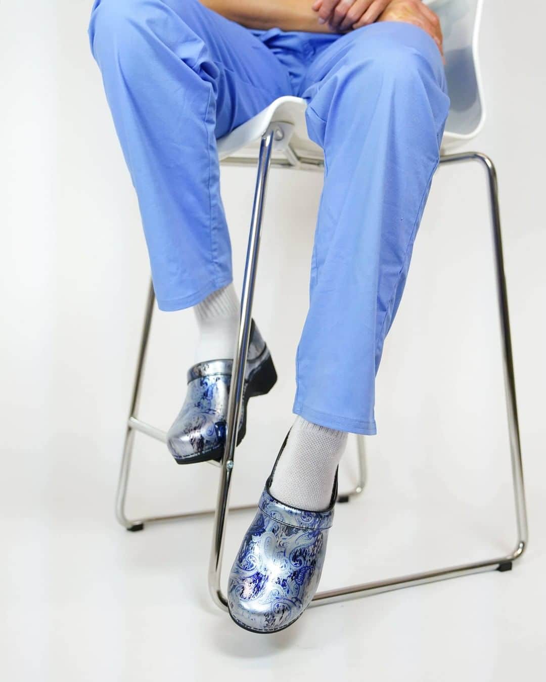 ダンスコのインスタグラム：「Relax, it’s Friday and we are giving away another pair of clogs. 1) Nominate a nurse or healthcare worker by tagging them in the comments. 2) Make sure you’re following @dansko on Instagram. Dansko has been proud to support nurses throughout their journey, and through our donation efforts over the past eight weeks. We celebrate our nurses not just during Nurses Week, but all year long! Giveaway Rules: Giveaway runs 07/24/20 at 9:00 AM EST - 07/26/20 at 11:59 PM EST. No purchase necessary. One winner will be randomly selected and notified via DM. Verification that winner is a nurse or healthcare worker may be required in the form of a nurse’s badge or ID. Winner will win one pair of Dansko shoes from the current collection with a total estimated retail value of $150. Giveaway not associated with Instagram. Full terms and conditions at the link in the bio.」