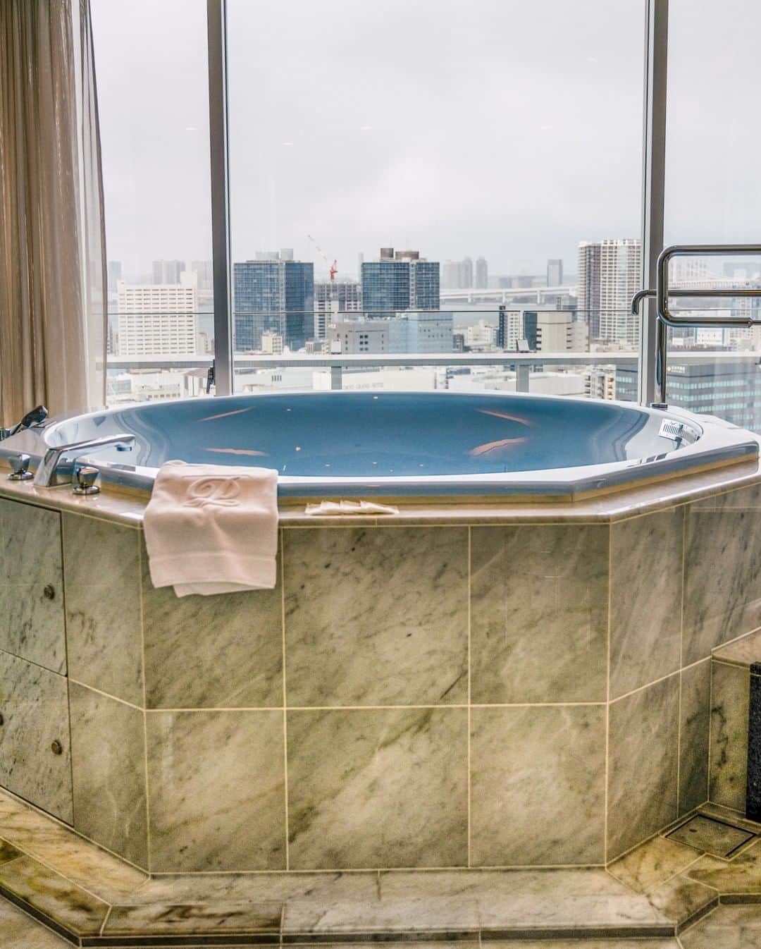 ザ・プリンス パークタワー東京さんのインスタグラム写真 - (ザ・プリンス パークタワー東京Instagram)「東京の街を見渡す優雅なバスタイム。  Enjoy an elegant bath time overlooking the city of Tokyo.  Share your own images with us by tagging @princeparktowertokyo ————————————————————— #TokyoTower #princeparktower #princehotels #tokyo #japan #beautifulhotels #tokyohotel #shibakoen #akabanebashi #azabujuban #ThePreferredLife #tokyotower #プリンスパークタワー東京」7月24日 22時05分 - princeparktowertokyo