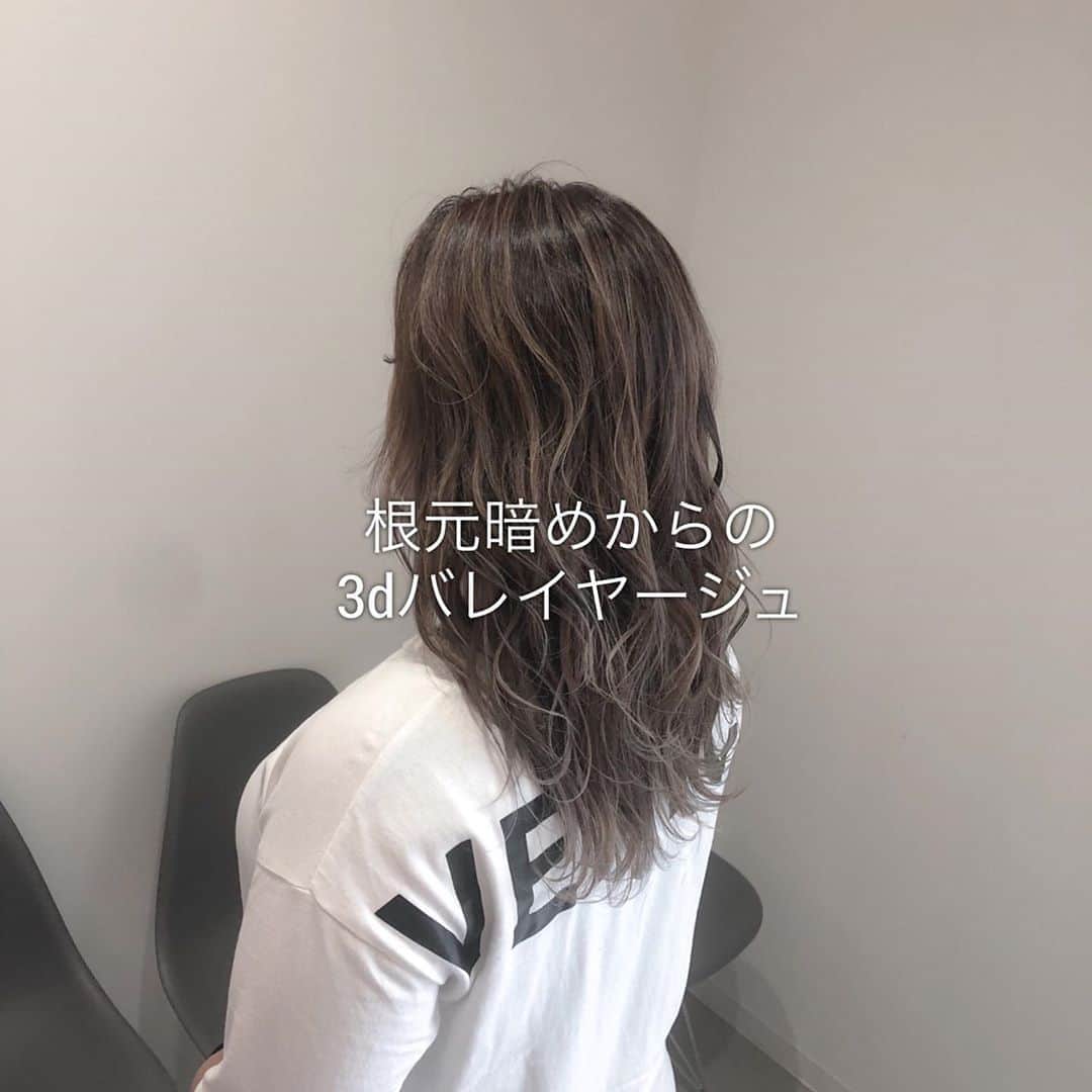 ハナフサユウスケのインスタグラム：「グラデーションで伸びていくので 退色してもキレイですー ＊ ＊ #hairarrange#アレンジ#ヘアアレンジ#ヘアセット#美容室#美容師#姫路#岡山#赤穂#赤穂市#簡単アレンジ#ヘアアレンジ動画#セルフアレンジ#インナーカラー#バレイヤージュ#サロンモデル#サロモ#撮影#ハイライト#グラデーション#外国人風カラー#グレージュ#シルバーアッシュ#グレーアッシュ#ブリーチ#ムラシャン#ハイトーン#美容学生」