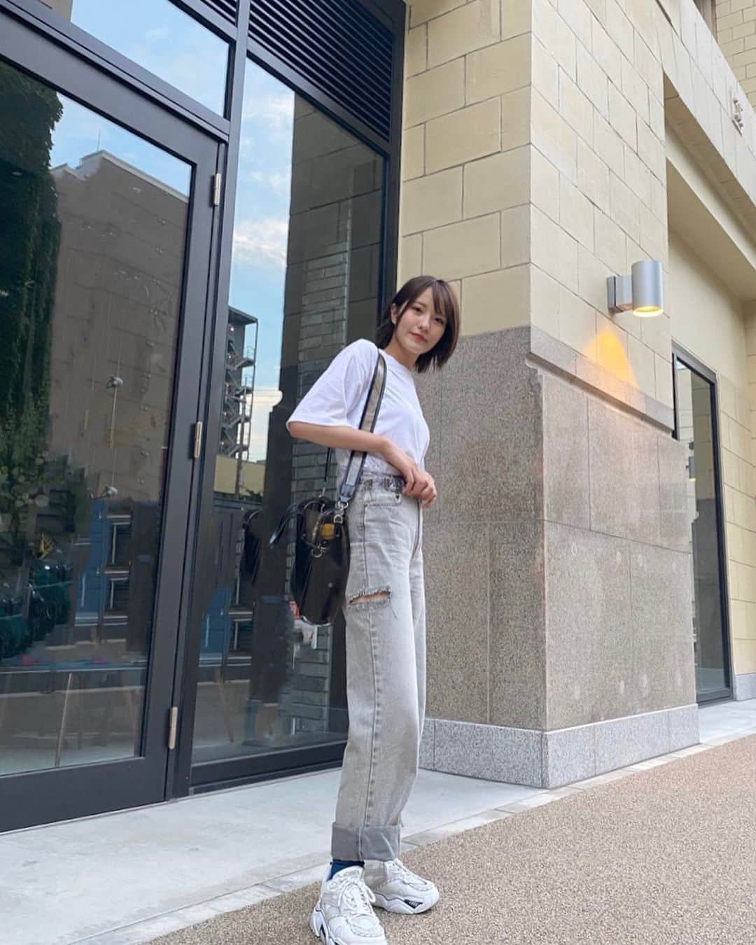 のインスタグラム：「青い靴下がポイントですっ🧦﻿ ﻿ ﻿ 太もも破けてるズボン何枚目だろう、、🤔笑﻿ ﻿ ﻿ ﻿ ﻿ ﻿ #Bershka #WWG #STUSSY #pivotdoor #Tシャツ #カジュアル #カジュアルコーデ」