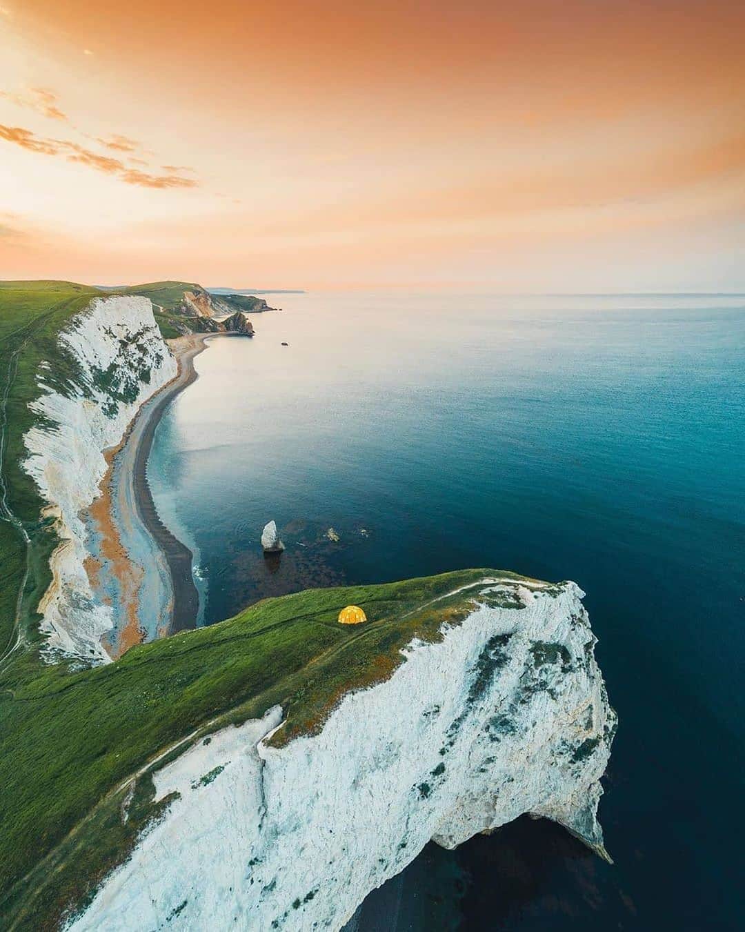 BEAUTIFUL DESTINATIONSさんのインスタグラム写真 - (BEAUTIFUL DESTINATIONSInstagram)「A beautiful sunrise in England. ✨ Can you imagine waking up here? Tag a friend who'd love to see this beautiful sight! ⠀⠀ ⠀⠀ 📸: @arranwitheford ⠀⠀ 📍: Durdle Door, England」7月24日 22時11分 - beautifuldestinations