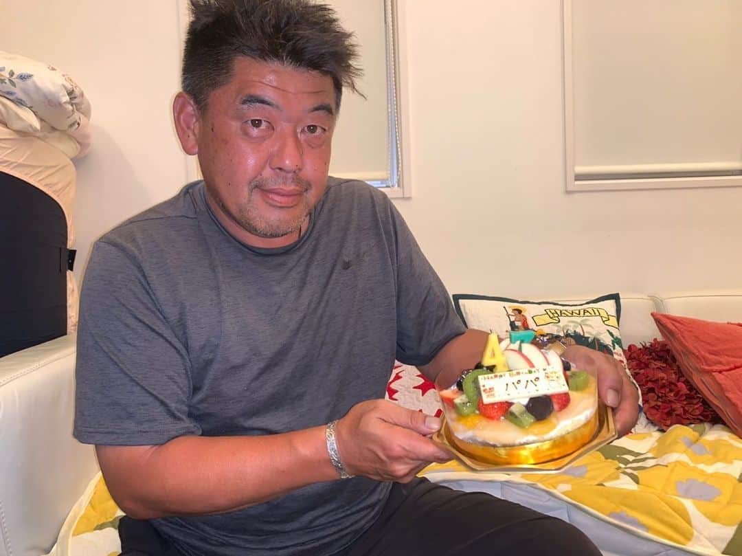 のインスタグラム：「47回目の誕生日🎂 家族がお祝いしてくれました！ ありがとう！ #誕生日#happybirthday」