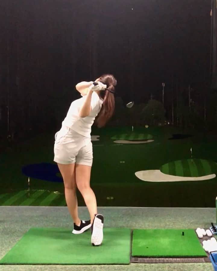 のインスタグラム：「今日は人生で2度目にアイアンが良かった日🏌️‍♀️❣️ . グリップを直すようにと言われた時はぶーぶー言ったけれど、密かに次の日からもずーっと教えを守って練習していた忠犬です🐶笑 . やはり師匠とスターの言うことは正しい！！ . アイアンは昨年の夏、掴みかけたけれど混乱期に入り、スライスとチョロに悩まされ、コースではほとんど使えなくなっていました。 フェアウェー絶好のポジションからの100〜120ydで絶望を感じる程苦手意識を持ってました。笑笑 . が、今年の目標であるベスト更新、今一度80台を出すにはアイアンで100yd前後の距離を打てるようになるのは必須！ . アイアン克服できるように更に練習頑張りますっっ✊✨ . . #アイアン #iron #ゴルフスイング #golfswing  #上手くなりたい  #女子ゴルフ  #ゴルフ女子  #ゴルフ男子  #ゴルフ愛  #ゴルフバカ  #ゴルファー　 #golfrange  #golflife  #golfer  #golf  #골프  #กอล์ฟ  #golfstagram  #instagolf」