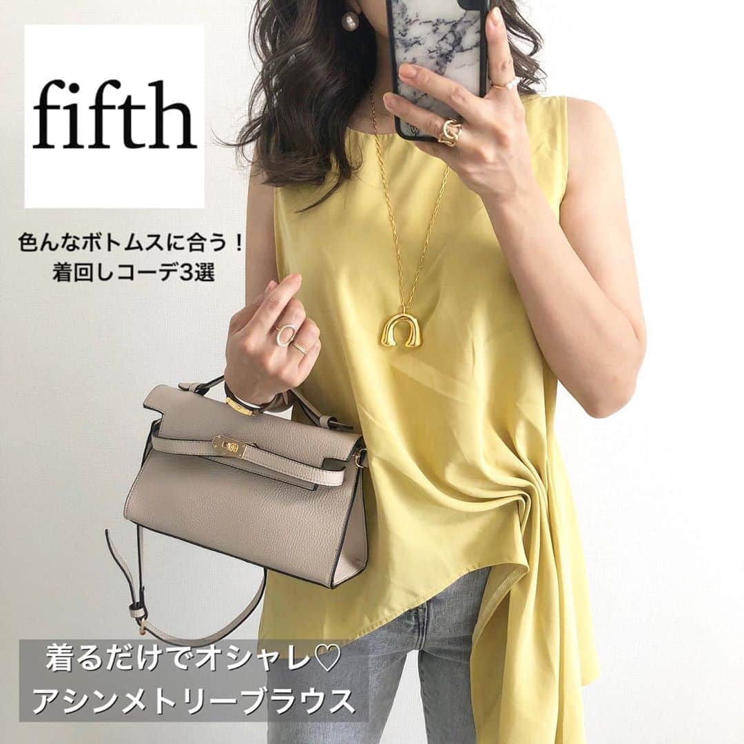 Miyoのインスタグラム：「2020.7.24 ・ 片側にドレープが寄せられたアシンメトリーデザインのブラウス💛 これ1枚着るだけでオシャレになります⑅◡̈* デニム、ワイドパンツ、テーパードパンツ、スカートなど…意外と色んなボトムスに合わせやすいです❤︎ ・ #アシンメトリーデザインスリーブレスブラウス　…#fifth#fifthtl#フィフス　@fifth_store ボトムス…#ZARA#GU #フロントミニベルトショルダー　… #EditSheen#エディットシーン　@editsheen_store かごバッグ…#loewe クラッチバッグ…#ザラ サンダル…#ジーユー ・ ・ ・ #bag#バッグ#高身長コーデ#ブラウス#今日のコーデ#デニムコーデ#カジュアル#ママコーデ#ママファッション#ザラコーデ#ザラジョ#GUコーデ#プチプラコーデ#プチプラファッション#シンプルコーデ#大人カジュアル」