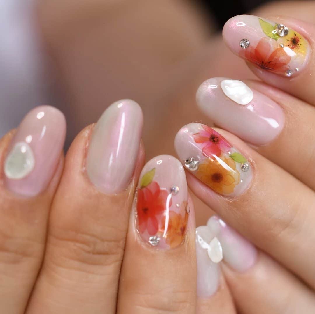 のインスタグラム：「Salon data▼ ＝＝＝＝＝＝＝＝＝＝＝＝＝＝＝＝＝＝＝＝ . CADENAS -nail eyelash salon- ●Nail artist  @yuka.maeda  @yuki_cadenas ●eyelash　@cadenaseyelash  ゲストに愛と感動を…♡ . 【 LINE ＠cadenas 】 ご予約/お問い合わせはLINEよりお気軽に🤲 ▶︎▶︎#cadenasnail デザインアップしてます♡  price…★⭐︎Instagram特別キャンペーン中⭐︎★ . 「インスタ見たよ👀」と LINEからご予約で特別プライス7500円！！ . ※ご新規様限定 ※キャラクターや特殊なエレメント等のみ 別途料金いただく場合ございます🙇🏻‍♀️ . . price…初回8000円（オフ込み） access…大阪市北区堂山町16-1  中崎町駅  徒歩2分/梅田駅  徒歩6分 . tel… 06-4792-8617 ＝＝＝＝＝＝＝＝＝＝＝＝＝＝＝＝＝＝＝＝ . . . .  #中崎町ネイルサロン #梅田ネイルサロン #大阪ネイルサロン #関西ネイルサロン #インスタネイル #instanails #instanail #トレンドネイル #ネイルサンプル #クリアネイルデザイン  #ネイルブック #フレンチネイル #ネイルチェンジ #今月のネイル #にゅーねいる #夏ネイル #シェルネイル  #ネイル大好き #シンプルネイル #ネイル部 #女子力向上委員会 #女子力 #女子力ネイル #アートネイル #フラワーネイル #ニューネイル  #ナノソル #ナノソルcc  #ナノソル販売してます」