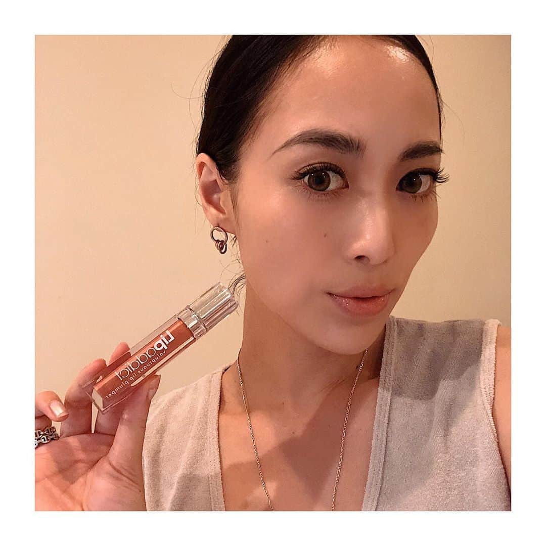 RisaWisteriaのインスタグラム：「. お気に入りリップ💓 お試しで使わせてもらって調子良かったので２色買い✨✨ . . 1枚目の写真が201でナチュラルなベージュ系💄(sweet nothing ) . . 2枚目の写真が202でラメ入りのコーラル系(coralista) . 一度塗りで発色いいし、プランパーでボリュームアップするから縦じわもなくなる✨✨  次はマスク付けてる時用にクリアを買う予定💓 . ちなみに最近美容グッズは全部メグ信者だからファンデも4枚目に載せてるめぐのおすすめ😂ケースまてなくてリフィルだけで使ってる😂😂😂　 . 気になる人は @meg.almo.eyelash にdmで問い合わせてね😚✨ . #lipaddict#lip#lipgloss#lipplumper#beauty#cosmetics#selfie#iskin#almo#v3ファンデーション#ステマじゃないよ」
