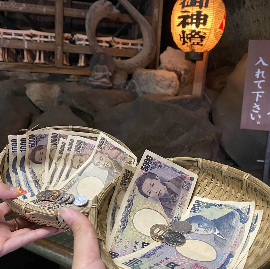 MiyakeKasumi さんのインスタグラム写真 - (MiyakeKasumi Instagram)「初の銭洗弁天✨  都から聞いてたからずっと行きたかったの🥺💓  もーおもろいこといっぱいありすぎて渋滞笑笑  銭洗弁天の参り方。  まず、線香おきます。  その次にザルに財布のお金いれます。  メインの銭洗い。お金を洗います。(お清め)  そして、乾かします。  最後に売ります。  以上です笑  お金お清めやからちょっと濡らすだけでよかったのを知ったのははびしょびしょにしてからでした笑  都のお金乾かしてるやつおもしろすぎる😂👏   てか普通カメラとアプリすぐわかる笑笑  #銭洗弁天 #銭洗弁天宇賀福神社 #銭洗弁天神社 #鎌倉 #鎌倉観光 #お清め #お金 #金運アップ #びしょびしょ #オラウータン #乾かし方 #お参り #かまくら #かまくら散歩 #千と千尋の神隠し #お金持ちになりたい #宇賀福神社 #宇賀福神社銭洗弁財天」7月24日 22時31分 - 1225kasumi