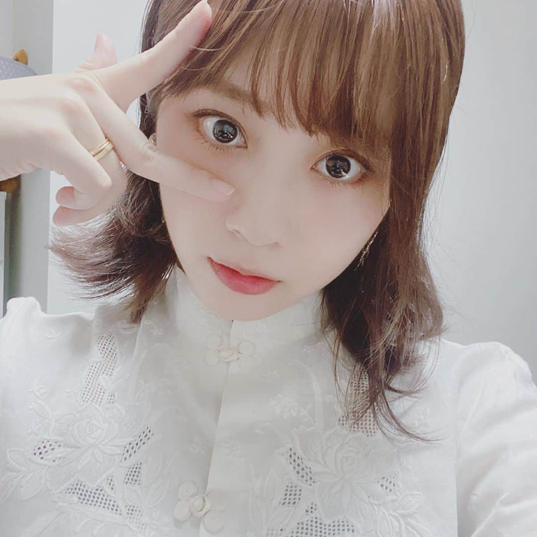 安住麻里さんのインスタグラム写真 - (安住麻里Instagram)「僭越ながらなんかキリッとした化粧ができた喜びとお気に入りのチャイナブラウス着てるので自撮りのせちゃいます  全然関係なんだけどもっと仕事したいな！！！！DMからお仕事おまちしておりますーー！ サウナ関連のこともイラストも描きますし喋り系もやるしナレーションもやってるんでお問い合わせいただいたらボイスサンプルも送れますしモデルももちろんいつでも大歓迎ですので・・！！！(欲張り)  あ、あと企画したいことがあったら一緒になって考えるみたいなこともしたいですね。ベースがある事柄について膨らませたりよりよくするために頭ひねるのめっちゃ好きなので・・！  書いてたら仕事くること、まじであるので書いて損はなし！ 実際Twitterに仕事欲しいって書いたらお仕事きたことがあるのです・・！  #自撮り　#メイク　#チャイナブラウス  #ヘアスタイル　#お仕事募集」7月24日 22時25分 - azumari12