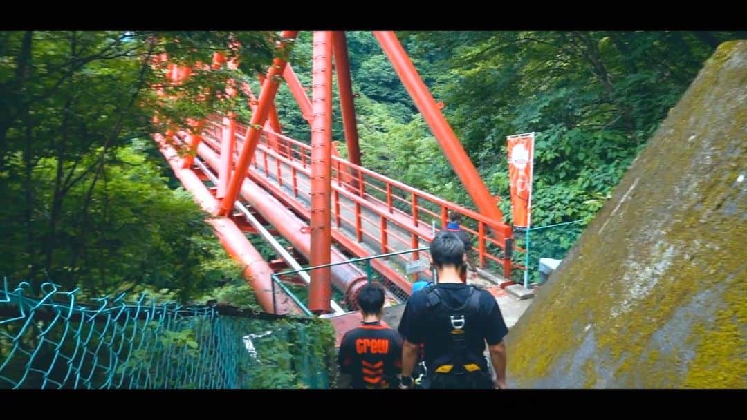 山川就史のインスタグラム：「公約通りバンジージャンプ飛ぶことになりました。 飛び立った瞬間の記憶がございません。  飛んだ映像は、プロフィールからYouTubeにお飛びください🧚  #tflers #bungee #jump #bungeejaran #japan #beautiful #life #instagood  #ig_japan #japanlife」