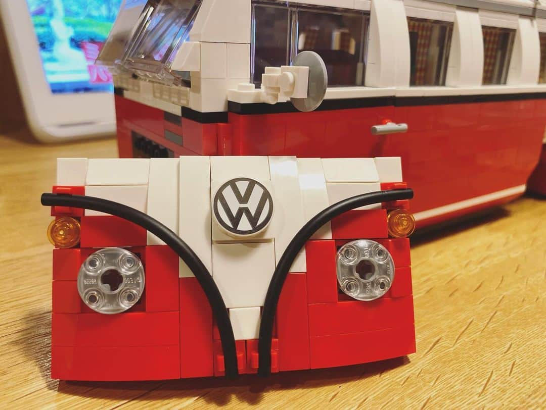 石川龍さんのインスタグラム写真 - (石川龍Instagram)「大人のLEGOの「クリエイター エキスパート フォルクスワーゲン T1 キャンパーヴァン」。自粛期間の6月頭にゲットして、ちびちびと愉しみながら。1ヶ月半がかりでようやく完成しました！ちょっと時間かけすぎたけど、達成感あって嬉しいものです。1,334ピース。室内ディテールも精巧にできていて愛着わきます。 タイヤもちゃんと稼働するから床で転がして遊んでみるのもなかなか嬉しい。 ちなみに次なる大人のLEGOもすでに購入済み笑 ・ #レゴ #lego #フォルクスワーゲン #volkswagen #legocreators」7月24日 22時36分 - slow_night