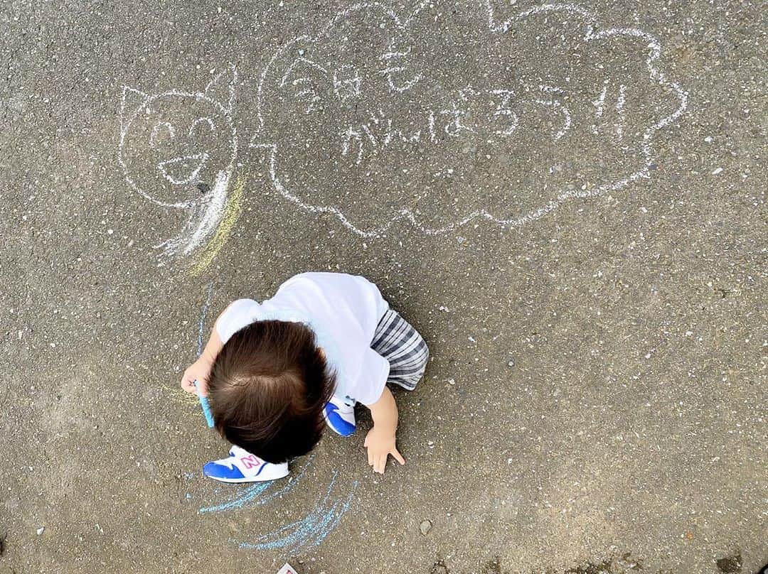 Momoeのインスタグラム：「. .  チョーク遊び楽しいけど 蚊に刺され過ぎてヤバイ🦟 特にみよが掻き毟るから 酷い事に...😢 アンパンマンのムヒパッチは 気になって剥がしちゃう😢 病院で貰った薬塗ってるけどかわいそう😭 . . #happy #家事 #育児 #family #家族 #boy #smile #男の子 #息子 #code #love #lucky #kids #子供 #thankyou #宝物 #ベビー #fashion #follow #心 #縁 #パパ #ママ #家族写真 #男の子ママ #赤ちゃん写真 #photo #子育て #1歳 #flower」