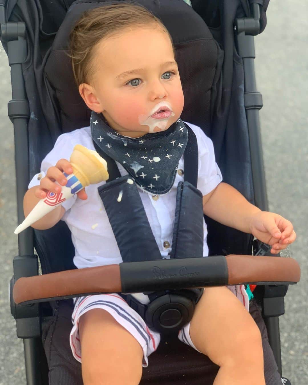 クレア・ホルトのインスタグラム：「Before anyone starts sugar shaming me, this kid runs 15 miles a day around the house he needs the calories!!」