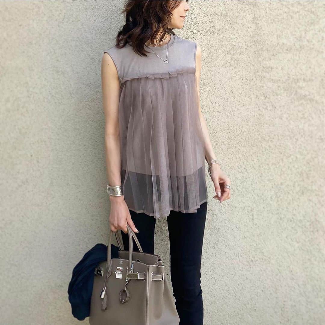 のインスタグラム：「﻿ ﻿ mocha×black﻿ ﻿ シアーなチュールプリーツが﻿ 大人可愛いプルオーバー﻿ ﻿ お値段以上❤︎﻿ ﻿ ﻿ ﻿ ﻿ ﻿ ﻿ top #fifth#fifthtl  @fifth_store ﻿ necklace / ..A﻿ bag / hermes﻿ pants / sysorus﻿ sandal / nebulonie﻿ ﻿ ﻿ ﻿ ﻿ ﻿ ﻿ ﻿ ﻿ #フィフス#チュールドッキングウエストマークプルオーバー﻿ #fashion#ootd#outfit#code#coordinate#style#stylepoint#instafashion#instagood#instalike#ファッション#コーディネート#コーデ#プチプラ#プチプラコーデ#ママコーデ#160cm以上コーデ#トレンド#シアー#チュール」