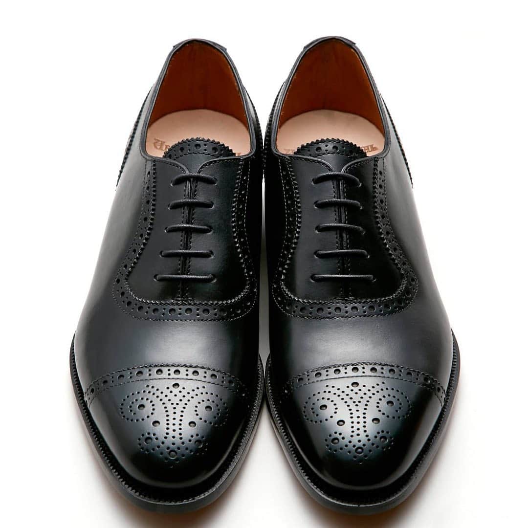 ユニオンインペリアルのインスタグラム：「. UNIONIMPERIAL -Goodyear welted- art. U2002 material: Annonay vegano @tanneriedannonay  color: Black Goodyear welted construction  Last: S60-2E 後方屈曲木型　足なりの新設計 Made in Vietnam  やや細めの足の方におすすめです。 甲をやや低めに、踵を丸く包みこむような形状にすることで足をしっかりホールドするように設計しています。  フランスのアノネイ社の最高級カーフを採用したコストパフォーマンスモデルです。  #unionimperial  #ユニオンインペリアル  #annonayleather  #後方屈曲木型  #後方屈曲木型は足なりに肉付きが中央から内側に寄って踵も内側に屈曲しています  #mensfashion  #mensshoes  #leathersole  #classicshoes  #classicshoe  #goodyearwelted  #革靴  #革靴好きと繋がりたい  #断然革靴派  #革靴倶楽部」