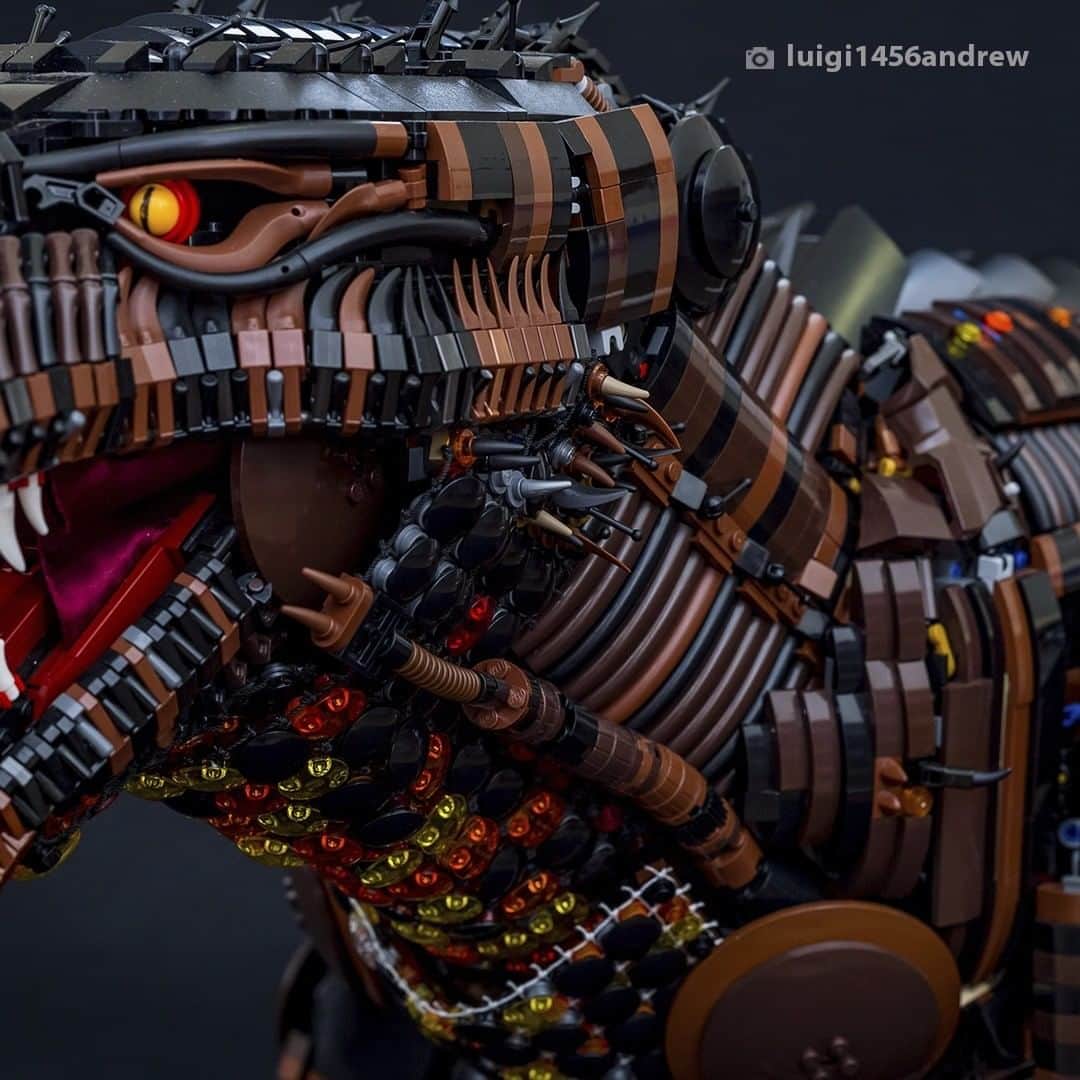 LEGOさんのインスタグラム写真 - (LEGOInstagram)「This fearsome fire gorgon took @luigi1456andrew a whole year to build! The impressive monster weighs 12kg and is 1.4m long 😲  📸 by @elly.j.gortonphotography   #LEGO #LEGOPhotography #AFOL」7月24日 23時00分 - lego