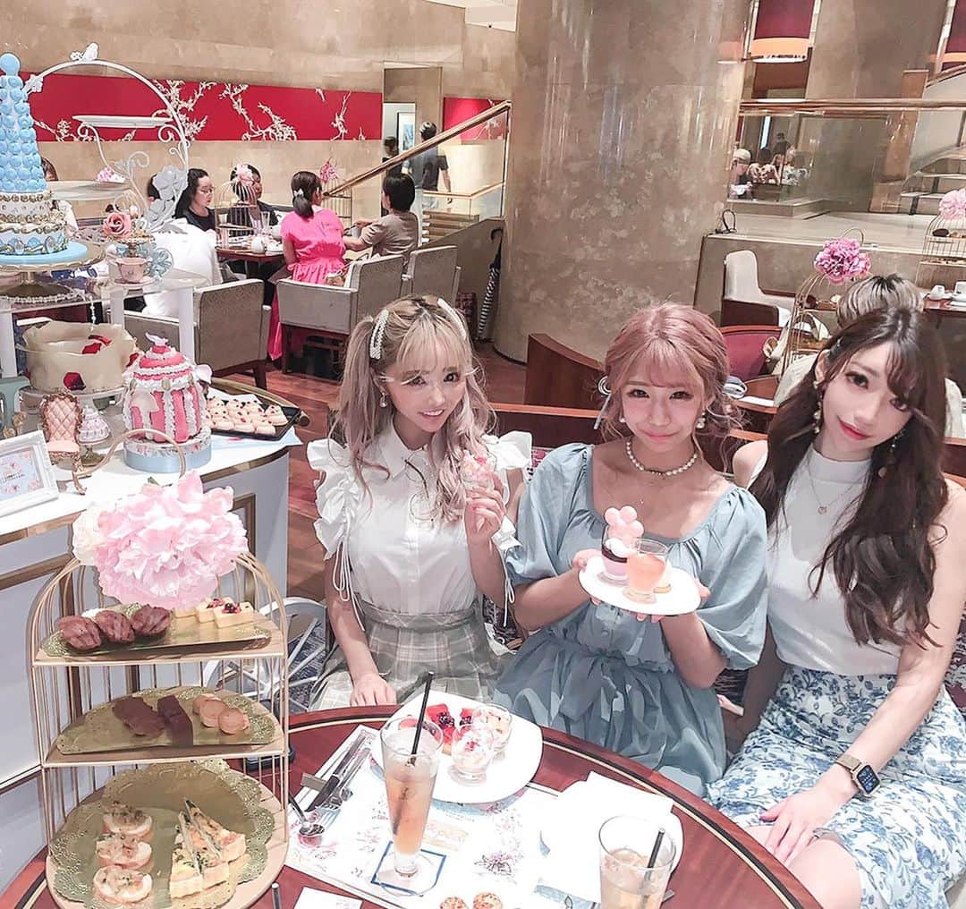 のインスタグラム：「. 今月2度目のぶりぶり会🎀🍬 女子~な格好して女子~なもの食べてると反動でその後のハイボールが進む笑 100年ぶりのプリクラも撮ったけど目でかくなりすぎて宇宙人👽❤ . . #afternoontea #hilton #女子会 #アフタヌーンティーなのに #ティー飲まない女達 #プリクラ #マリカー世界一楽しんだ #にゃんさん薔薇ありがとう♡ #来月楽しみだね😛」
